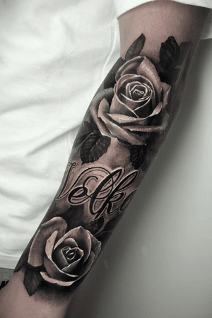 roses script #tattoodo #radtattood #blackink #blackgreytattoo #koreatattoo #seoultattoo #rosetattoo