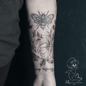 ...two days of work and we made half sleeve with anemones, bumblebees and berries🐝🌸🍓. (the biggest bumblebee and the inscription around the arm, are not mine).Thank you Sandra for your trust and patience!☺️🙏