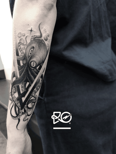 By RO. Robert Pavez • 🐙 • Done in studio Bang Bang • New York 2019 #engraving #dotwork #etching #dot #linework #geometric #ro #blackwork #blackworktattoo #blackandgrey #black #tattoo #fineline