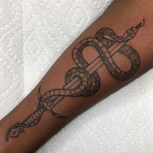 Tatuaje de Brittany Randell #BrittanyRandell #HumbleBeeTattoo #snaketattoo #snake #creepers #animals #nature #sword # sparkles #illustrative #black grey
