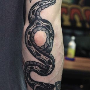 Tatuaje de Mick Gore #MickGore #tatuaje de nariz #serpiente #reptil #animales #naturaleza #negro gris #tradicional #codo