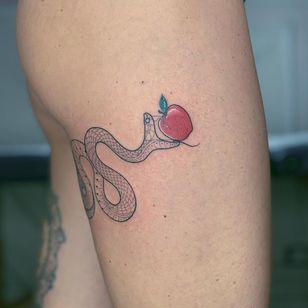 Tatuaje de Mirko Sata #Mirkosata #slangetattoo #snake #reptile #animals #nature #fineline #apple #linework #illustrative #fruit #food