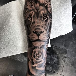 Lion tattoo realistic #blackandgreytattoo #blackandgrey #realistic  #realism #realistictattoo #blackandgraytattoos #tattoo  #liontattoo #rosetattoo 