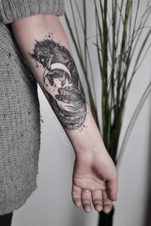 Moon snatcher Individual design #tattoo #linework #tattoosketch #sketch #jeannesaar #jeannesaartattoo #naturetattoo #graphictattoos #moon #wolf #cosmic #stars 