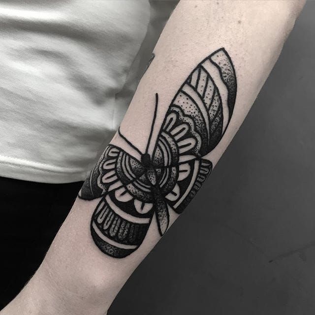 Tatuaje de mariposa por Blakey Tattoos