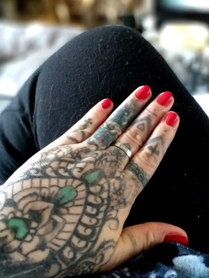 #handpoked #handtattoo #mandala #rednails #frau #inked #tattoodo #tattoodoambasador#germantattooer #inkmaster #germantattooer#natur #germantattooer#natur #kunst #nadel#tattooedgirl #tattoodo #tattoodoambassasor #artist #inkedwoman #inkspector #blackandgrey #fingertattoo #