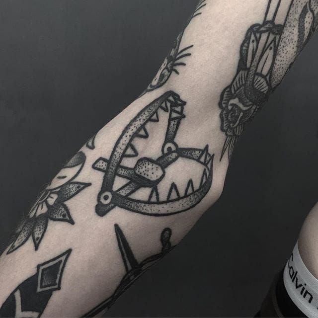Anrijs Straume on Instagram Heart shaped bear trap  on  hollieprycejones  sat like a trooper  Thankyou again   Ink tattoo  Blackwork tattoo Cool tattoos