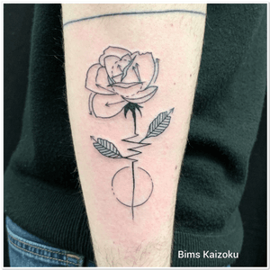 Rose graphique 🥀 #bims #bimskaizoku #bimstattoo #paris #paristattoo #paname #parisien #tatouage #graphicdesign #rose #pink #ink #inkde #graphictattoo #raveninktattooclub #blacktattoo #art #tattoo #tatt #tattoos #tattoomodel #tattooer #tattrx #tatted #tattooist #tattoostyle #tattooing #tattoosleeve #love