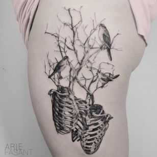 Tatuaje de Arie Fasant #ArieFasant # tatuajes de árboles # árboles # árbol # naturaleza # árbol # aire libre # tierra # suelo # esqueleto # huesos # pájaros # ilustrativo