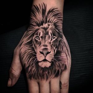 Lion hand tattoo black and grey realistic #blackandgreytattoo #blackandgrey #realistic  #realism #realistictattoo #blackandgraytattoos #tattoo #handtatto #handtattoos #lion 