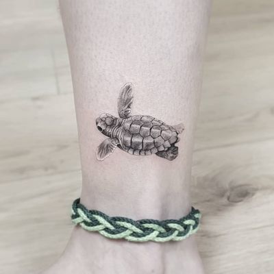 Saving our planet, lifting people out of poverty, advancing economic growth... these are one and the same fight. We must connect the dots between climate change, water scarcity, energy shortages, global health, food security and women's empowerment. Solutions to one problem must be solutions for all. - Ban Ki-moon Done @truecanvas #tattoo #turtle #sea #save #hatchlings #miniature #smalltattoo #realism #cute #baby #ocean #thommesenink #truecanvas #finelinetattoo #blackandgrey #tinytattoo #minitattoo #schildkröte #tattoooftheday