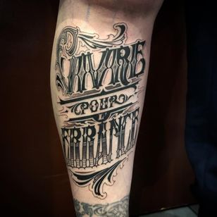 Tatuaje de Pierre Bourquin alias pierroked #pierroked #PierreBourquin #letras #caligrafía #guión #texto #blackwork #linework #filigrana #letras #cita #palabra #detalle