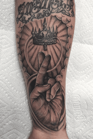 Cool crossed fingers peice.  Freehanded the background.  Booking for April hmit me up!  Thanks for looking #blackandgrey #empireinks #fullerton #beyondkreations #blessed #bestjobintheworld #peaces