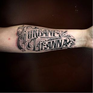 Tatuaje de Pierre Bourquin alias pierroked #pierroked #PierreBourquin #letras #caligrafía #guión #texto #blackwork #linework #filigrana #letras #cita #palabra #detalle