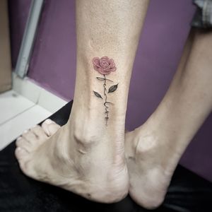 Fearless com uma rosa da nossa amiga Aletheia! 😍✍️🌹Faça já seu orçamento! (62) 9 9326.8279#tattoo #ink #blackwork #tattoolife #Tatuadouro #love #inkedgirls #Tatouage #eletricink #igtattoo #fineline #draw #tattooing #tattoo2me #tattooart #instatattoo #tatuajes #blackink #floral #rose #fearless #RoseTattoo #tatuagemfeminina #flashtattoo #womantattoo #feet #feettattoo