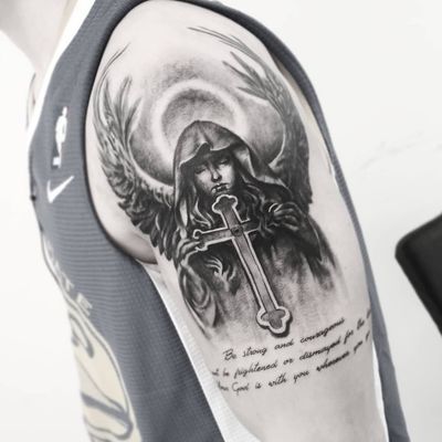 Ангел с крестом и напоминанием в виде текста. ▪ #тату #ангел #trigram #tattoo #angel #inkedsense #tattooist #кольщик 