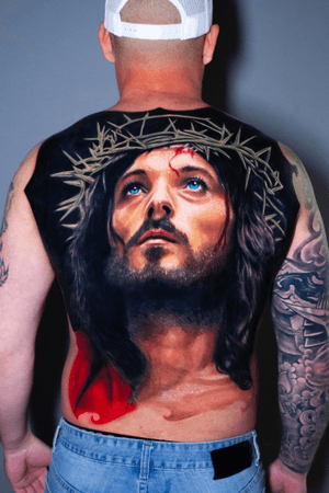 Jesus christ 🙌 full back piece done in 4 sittings total of 22 hours .He who believes in me shall live forever.🙌🙌🙏🙏...Book Now appointments@soho.ink or studiolutattoo@hotmail.com ☎️ 646.370.3000 For inquirieswww.soho.ink/#luizlopestattooWith @worldfamousink #worldfamousink@fkirons #fkirons@fytcartridges #fytcartridges @ soho.ink #sohoink