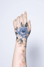 #flowertattoo #handtattoo #손등타투 #꽃타투 #타투 #장미타투 #floraltattoo #koreatattoo #tattooist_silo #타투이스트실로 #inked #tattoo #rosetattoo