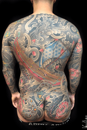 El Conquistador @JP Rodrigues with the craft of a beautiful back piece! #japanesetattoo #wavetattoo #backpiecetattoo #traditional #japanese #cranetattoo #lotustattoo #octopustattoo #hokusai 