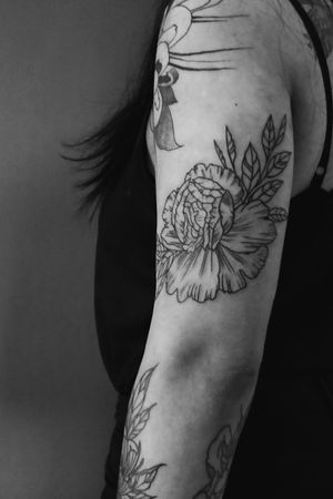 🌼🌺🌼🌺 #neotraditionaltattoo #neotraditional #flower #flowertattoo #lineswork #black #ink #inking #tattoo #tattoogirls #tattooedgirls #inkedgirls #bishop #bishoprotary #inkaddict #inkspiration #tattooing #tattoodo #tattooartist 