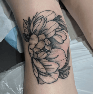 Blck and grey peony frming knee 