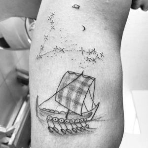 Drakkar e a constelação de peixes. #Drakkar #vikingtattoo #viking #Piscestattoo #Pisces #Peixes #constellation #constelacao #Black 