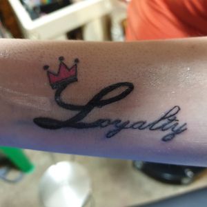 A friend of my wife approached me to do this for her. Loyalty means everything to this person.#sacredchaosink #loyalty #forearmtattoo #crowtattoo #crown #loyalty #script #writing 