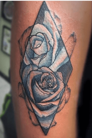 Fresh and new pic of the neo-geometric twin blue rose I have. #Rose #Blue #BlueRose #RoseTattoo #Geometric #GeometricRose #TwinRose #Meaning #Neo 