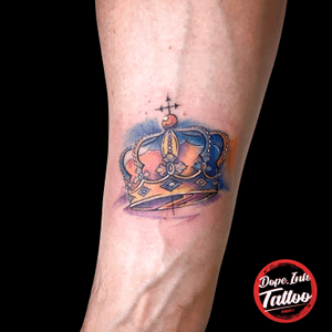 King #tattooart #tattooartist #color #colortattoo #crown #crowntattoo #smalltattoo 