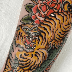 Traditional tiger face by Manu.