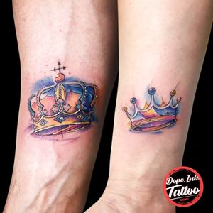 King & Queen #tattooart #tattooartist #color #colortattoo #crown #crowntattoo #smalltattoo #kingandqueen 