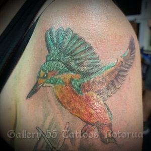 #kingfisher #shouldertattoo #birdtattoo #colourbird #bloodmoneyirons #intenzeink 