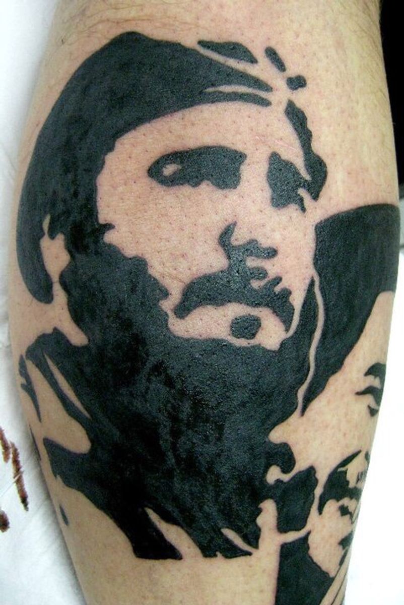 Татуировка фиделя. Фидель Кастро тату. Фидель Кастро Татуировка у девушки. Интимная наколка Фиделя Кастро. Тату Фиделя Кастро ниже пояса