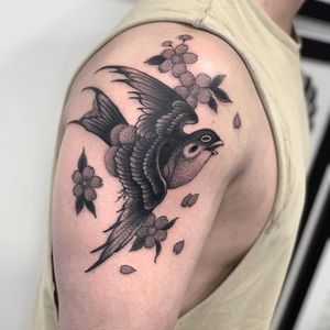 Tattoo by Gabriele Cardosi #GabrieleCardosi #birdtattoos #birdtattoo #birds #bird #feathers #wings #flying #animal #nature #blackandgrey #cherryblossoms #sparrow #flowers