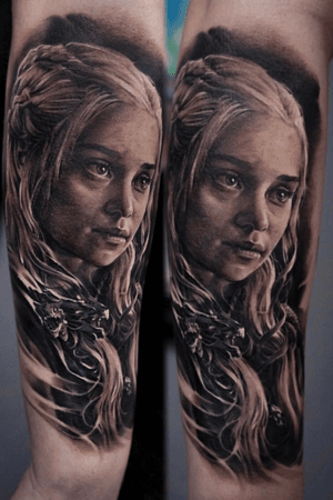 “All men must die, but we are not men.” 🐉 We’re loving this portrait of the Mother of Drgaons herself, Daenerys Targaryen, tattooed by Edgar 🔥