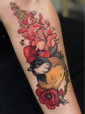 Tattoo by Jen Tonic #JenTonic #birdtattoos #birdtattoo #birds #bird #feathers #wings #flying #animal #nature #neotraditional #poppies #flowers #floral #snapdragon #bees #honeybees