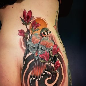 Tattoo by Leonardo Branco #LeonardoBranco #birdtattoos #birdtattoo #birds #bird #feathers #wings #flying #animal #nature #neotraditional #color #falcon #flowers