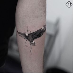 Tatuaje de Jefree Naderali #JefreeNaderali #birdtattoos #birdtattoo #birds #bird #feathers #wings #flying #animal #nature #eagle #fineline #realistic #realism #baldeagle #geometric