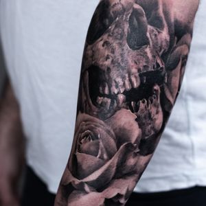 Tattoo on forearm with skull #skull #rose #darkart #darktattoo #forearmtattoos #polish #blackandgraytattoos 
