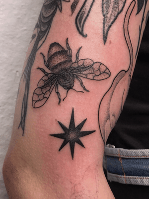 bee a star 🙊 sorry, I’m not good at writing things. some more things for Chaëlle. #tattoo #tattoos #dotworktattoo #dotwork #lineworktattoo #linework #bee #beetattoo #insect #insecttattoo #star #startattoo #smalltattoo #blacktattoo #armtattoo #blegiumtattoo #tattoobelgium #mxatattoo #monsteralphabet #blackwork #blackworktattoo #thebestbelgiumtattooartists #belgium #belgiumtattooartist #aalst #bees #stars #finelinetattoo #fineline