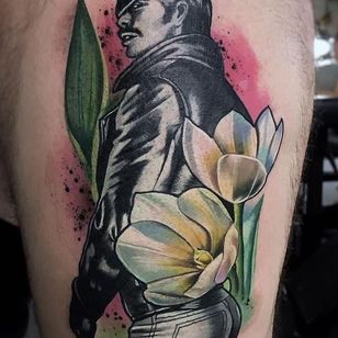 Tatuaje en el muslo de Freddie Albrighton #FreddieAlbrighton #TomofFinlandtattoos #TomofFinlandtattoo #TomofFInland #leather #kink #queer #gayculture #leatherdaddy #portrait #men