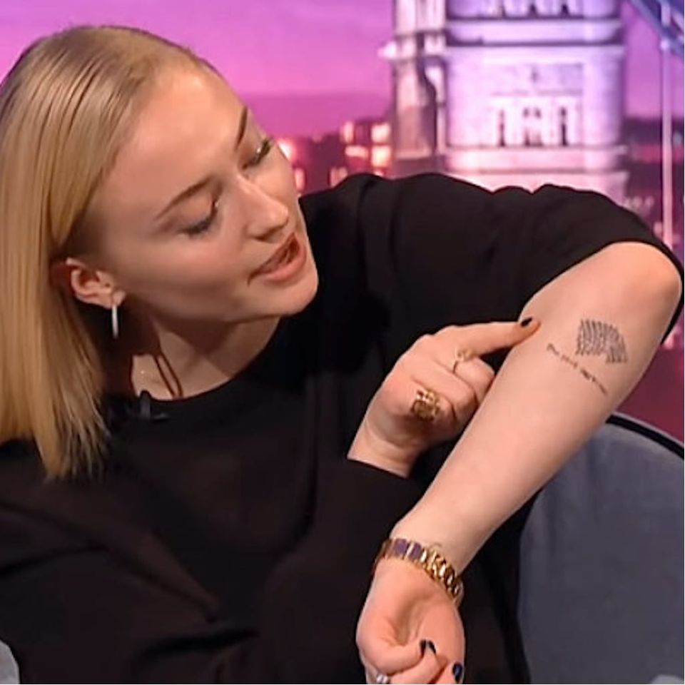 Sophie Turner muestra su tatuaje de Juego de Tronos #SophieTurner #GameofThrones #GameofThronestattoo #GoT #GoTtattoo #HBO #tvshowtattoo #popculturetattoo