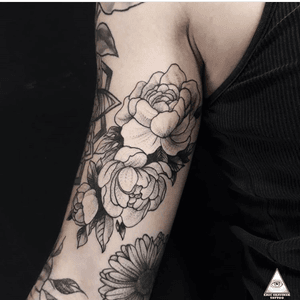 Todos querem o perfume das flores, mas poucos sujam as suas mãos para cultivá-las.Augusto Cury..Contatos e agendamento: Whatsapp: (11)9.9377-6985E-mail: ericskavinsk@gmail.com....#ericskavinsktattoo #flowertattoo #tattooflores #inked #tattoo #tatuagens #fineline #lifestyle #delicatetattoo #tatuagemdelicada #tatuagembraço #sleevetattoo #tattoo2me #tattoojaoficial #tattoopins #primavera #love #tattooworld #tattoowork #pfmachinestattoo #mktpop #alphaville #moema #saopaulo #sol #tatuagemfeminina #girl #womantattoo