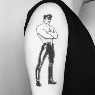 Tatuaje en el brazo de Mr Lauder #MrLauder #TomofFinlandtattoos #TomofFinlandtattoo #TomofFInland #leather #kink #queer #gayculture #leatherdaddy #portrait #men