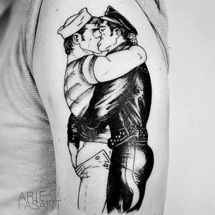 Tatuaje de bíceps por Arie Fasant #ArieFasant #TomofFinlandtattoos #TomofFinlandtattoo #TomofFInland #leather #kink #queer #gayculture #leatherdaddy #portrait #men