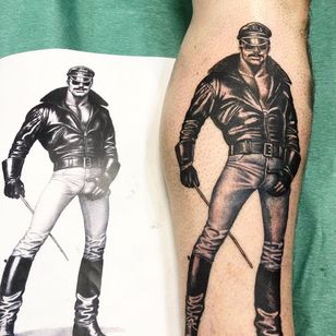 Tatuaje en la parte inferior de la pierna por Sergio Sanchez #SergioSanchez #TomofFinlandtattoos #TomofFinlandtattoo #TomofFInland #leather #kink #queer #gayculture #leatherdaddy #portrait #men
