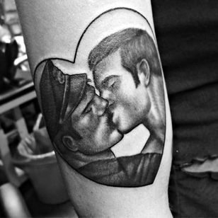Tatuaje en el brazo de Janis M Tattoo #Janismtattoo #TomofFinlandtattoos #TomofFinlandtattoo #TomofFInland #leather #kink #queer #gayculture #leatherdaddy #portrait #men