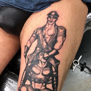 Tatuaje en el muslo de Christian Biede #ChristianBiede #TomofFinlandtattoos #TomofFinlandtattoo #TomofFInland #leather #kink #queer #gayculture #leatherdaddy #portrait #men