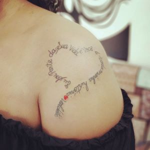 Tatuagem frase delicada no ombro feminino em homenagem a mãe ValdeteAndrade Ink TattooWhats: 4298575342