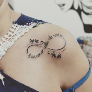 Tatuagem infinito com frase em homenagem a mãe no ombro feminino Andrade Ink TattooWhats: 4298575342